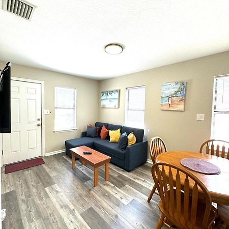 Two Fully Equipped Apartments And A Studio 5 Miles From The Beach 圣彼得堡 外观 照片