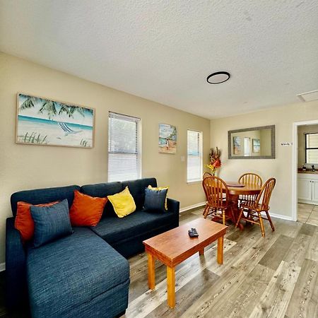 Two Fully Equipped Apartments And A Studio 5 Miles From The Beach 圣彼得堡 外观 照片