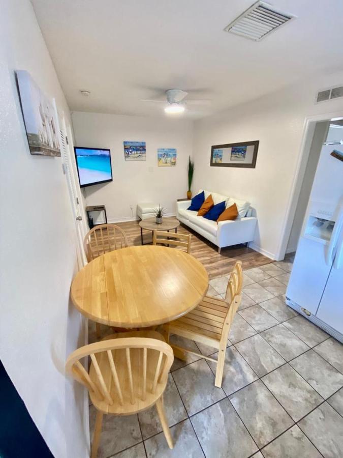 Two Fully Equipped Apartments And A Studio 5 Miles From The Beach 圣彼得堡 外观 照片