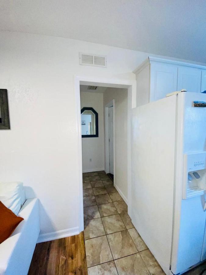 Two Fully Equipped Apartments And A Studio 5 Miles From The Beach 圣彼得堡 外观 照片