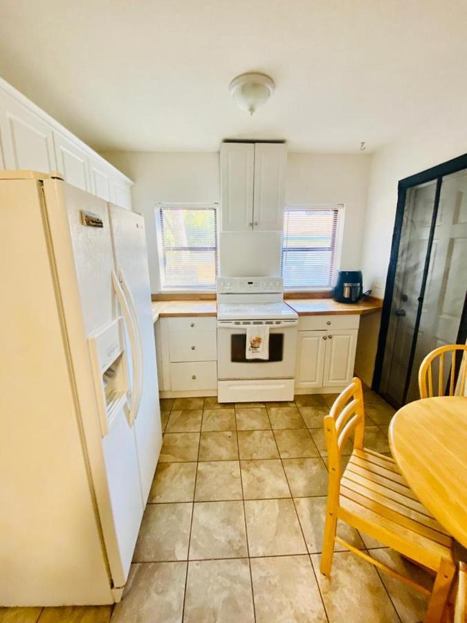 Two Fully Equipped Apartments And A Studio 5 Miles From The Beach 圣彼得堡 外观 照片
