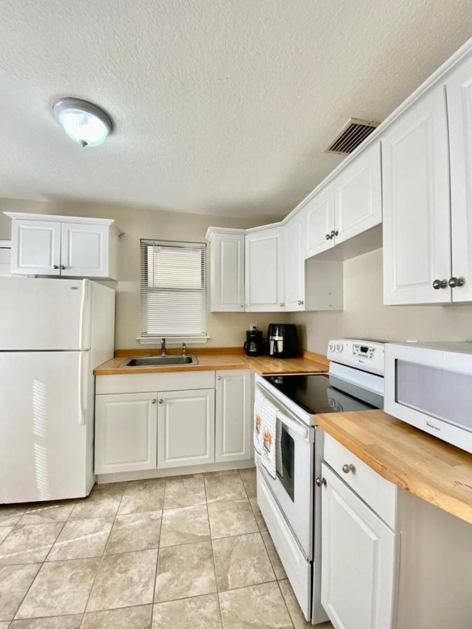 Two Fully Equipped Apartments And A Studio 5 Miles From The Beach 圣彼得堡 外观 照片