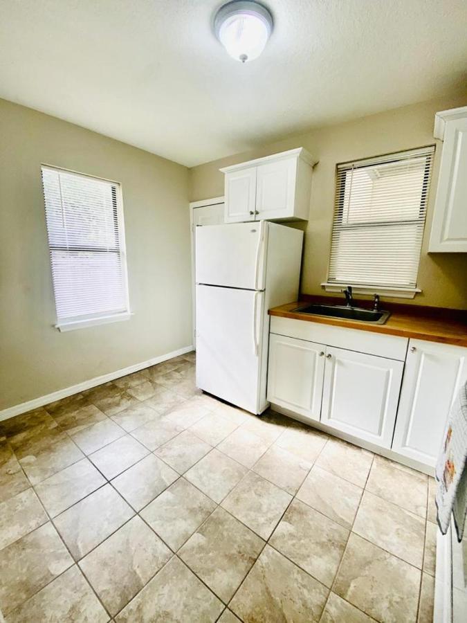 Two Fully Equipped Apartments And A Studio 5 Miles From The Beach 圣彼得堡 外观 照片