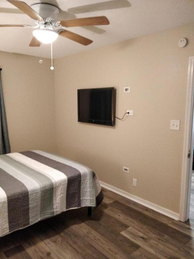 Two Fully Equipped Apartments And A Studio 5 Miles From The Beach 圣彼得堡 外观 照片