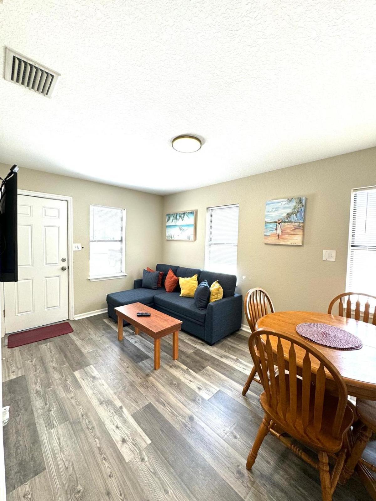 Two Fully Equipped Apartments And A Studio 5 Miles From The Beach 圣彼得堡 外观 照片