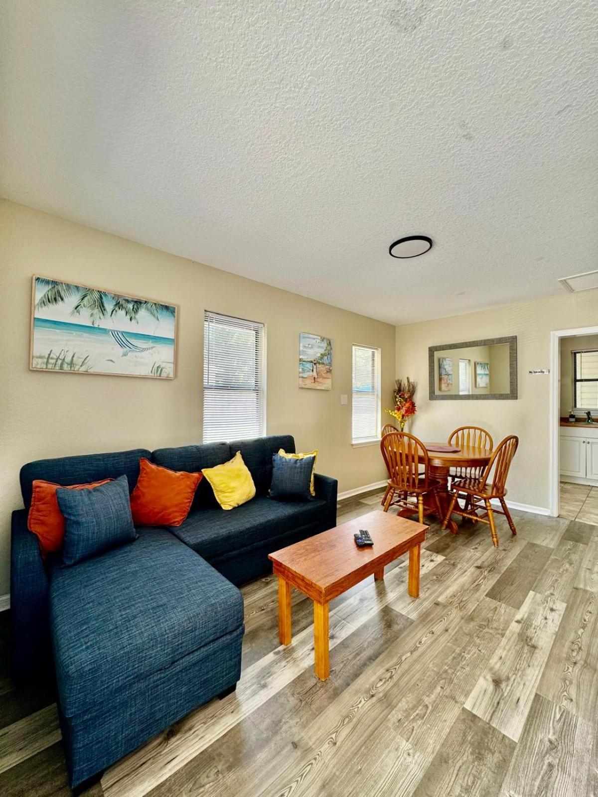 Two Fully Equipped Apartments And A Studio 5 Miles From The Beach 圣彼得堡 外观 照片