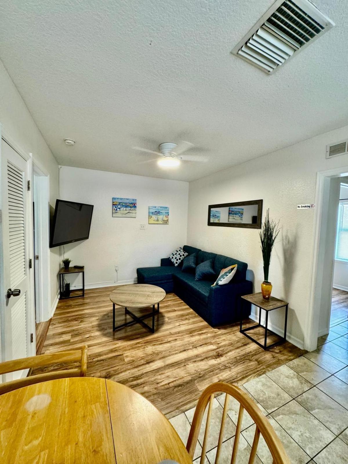 Two Fully Equipped Apartments And A Studio 5 Miles From The Beach 圣彼得堡 外观 照片